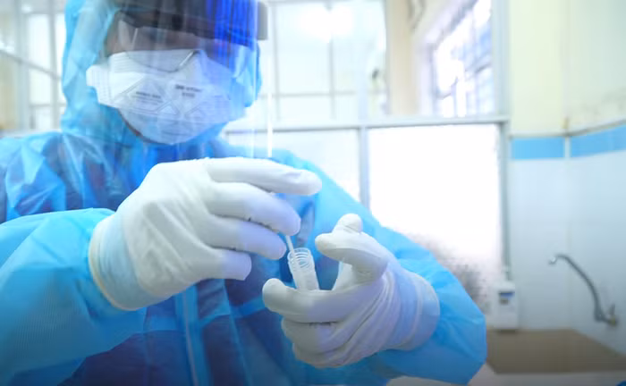 Bộ Tài chính đang đánh giá, rà soát để sửa đổi, bổ sung Luật Giá trong đó, nghiên cứu đưa mặt hàng trang thiết bị, vật tư y tế, kit xét nghiệm vào diện bình ổn giá trước đề xuất của Bộ Y tế. Ảnh minh họa: VTV