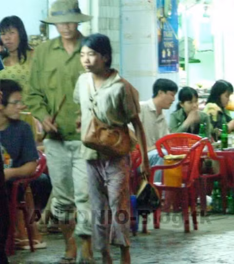 Kẻ chăn dắt giả mù kèm một em bé ăn xin trong đường dây (Ảnh Bạn đọc) Kẻ chăn dắt giả mù kèm một em bé ăn xin trong đường dây (Ảnh Bạn đọc)