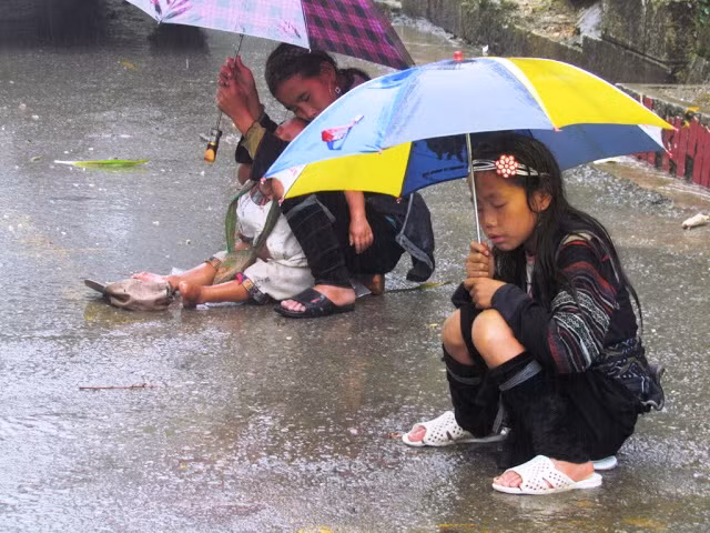 Các cháu bé người Mông ngồi bệt ăn xin, ngủ gật giữa trời mưa, trước cửa Công an Thị trấn Sa Pa (Lào Cai) Các cháu bé người Mông ngồi bệt ăn xin, ngủ gật giữa trời mưa, trước cửa Công an Thị trấn Sa Pa (Lào Cai)