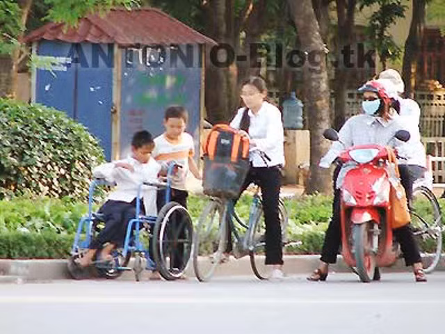 2 anh em cậu bé tàn tật chỉ đi xin tiền ở các ngã tư đông người 2 anh em cậu bé tàn tật chỉ đi xin tiền ở các ngã tư đông người
