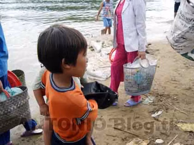 Có thể là anh cõng thêm em, chị địu thêm em nhỏ, miễn sao phải vào vai thật ấn tượng Có thể là anh cõng thêm em, chị địu thêm em nhỏ, miễn sao phải vào vai thật ấn tượng