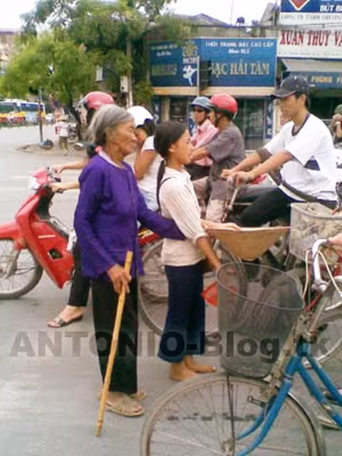 "Cai em” dắt bà lão còng đi xin tiền ở ngã tư Chùa Bộc "Cai em” dắt bà lão còng đi xin tiền ở ngã tư Chùa Bộc