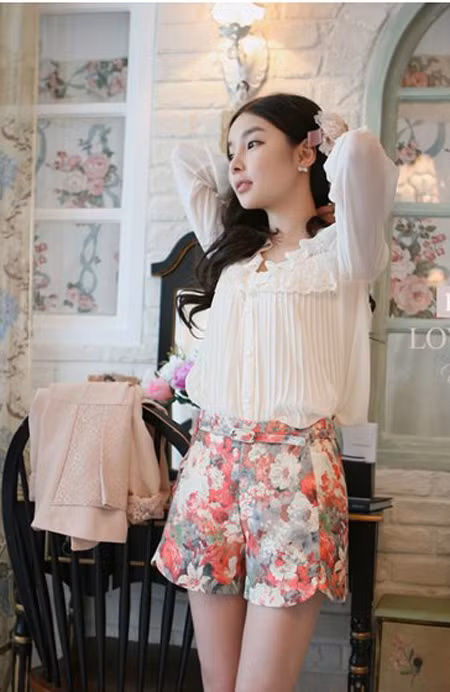 Phá cách với quần short hoa.