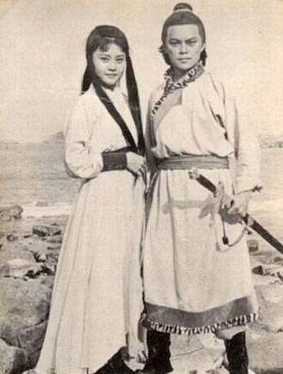 Năm 1976, lần đầu tiên Dương Quá và Tiểu Long Nữ lên phim truyền hình trong tác phẩm do Đài truyền hình Giai thị (HK) thực hiện, với hai diễn viên chính là La Lạc Lâm và Lý Thông Minh. Tuy hiệu quả của bộ phim này chỉ dừng lại ở mức độ “hình ảnh hoá” những trang viết của nhà văn Kim Dung nhưng diễn xuất của La Lạc Lâm và Lý Thông Minh được đánh giá rất cao khi họ có công “làm sống” hai nhân vật Dương Quá và Tiểu Long Nữ. Năm 1976, lần đầu tiên Dương Quá và Tiểu Long Nữ lên phim truyền hình trong tác phẩm do Đài truyền hình Giai thị (HK) thực hiện, với hai diễn viên chính là La Lạc Lâm và Lý Thông Minh. Tuy hiệu quả của bộ phim này chỉ dừng lại ở mức độ “hình ảnh hoá” những trang viết của nhà văn Kim Dung nhưng diễn xuất của La Lạc Lâm và Lý Thông Minh được đánh giá rất cao khi họ có công “làm sống” hai nhân vật Dương Quá và Tiểu Long Nữ.