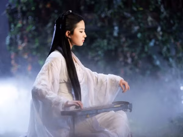 Trước khi Lưu Diệc Phi nhận vai Tiểu Long Nữ, cô đã từng đảm nhận vai diễn Vương Ngữ Yên trong bộ phim Thiên Long Bát Bộ, cũng là một tác phẩm chuyển thể từ tiểu thuyết của nhà văn Kim Dung. Trước khi Lưu Diệc Phi nhận vai Tiểu Long Nữ, cô đã từng đảm nhận vai diễn Vương Ngữ Yên trong bộ phim Thiên Long Bát Bộ, cũng là một tác phẩm chuyển thể từ tiểu thuyết của nhà văn Kim Dung.