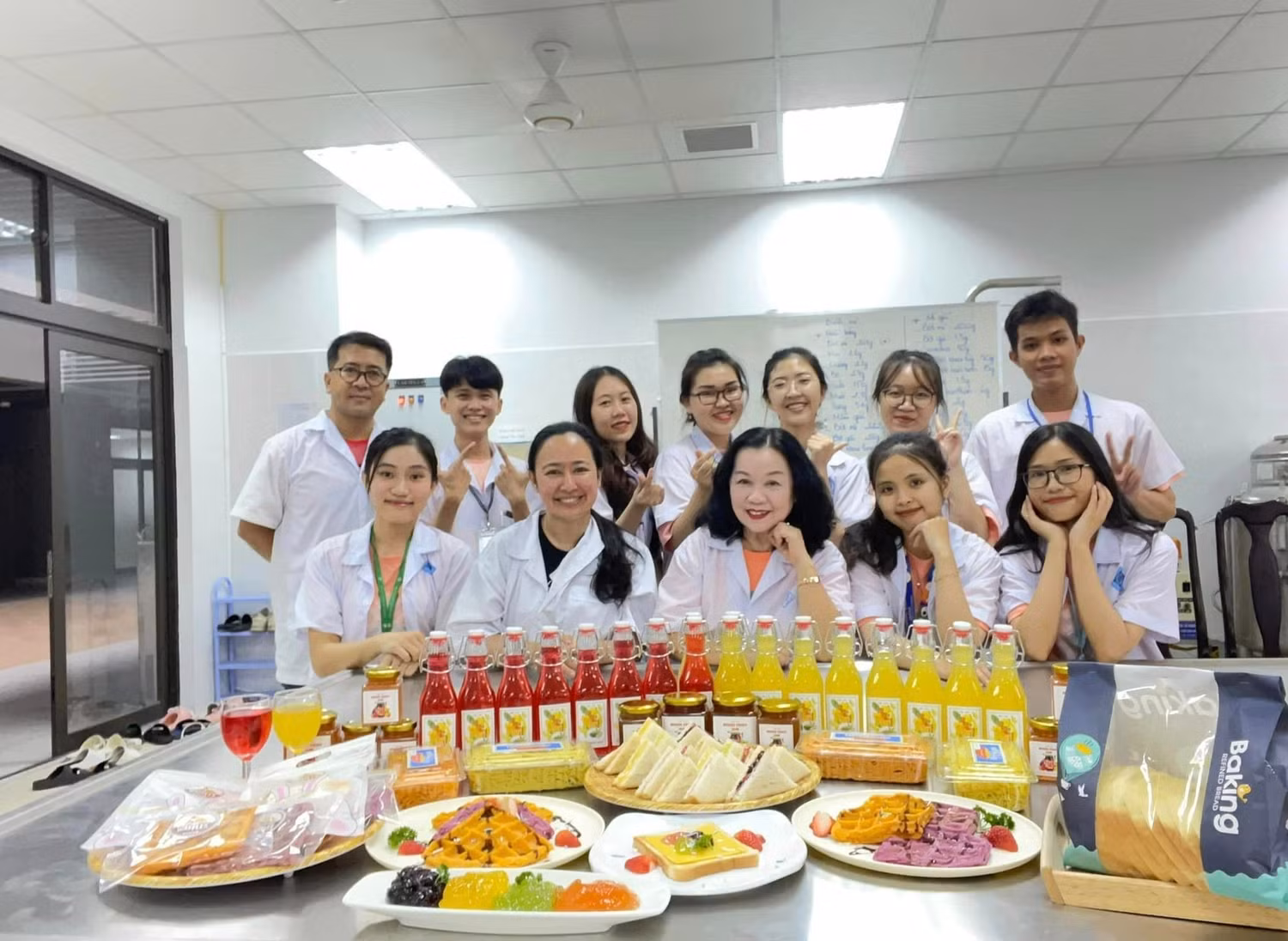 Giáo sư, Tiến sĩ, Nhà giáo ưu tú Nguyễn Minh Thủy (ngồi ở giữa) trong buổi hướng dẫn sinh viên thực tập. (Ảnh: Nhân vật cung cấp). Giáo sư, Tiến sĩ, Nhà giáo ưu tú Nguyễn Minh Thủy (ngồi ở giữa) trong buổi hướng dẫn sinh viên thực tập. (Ảnh: Nhân vật cung cấp).