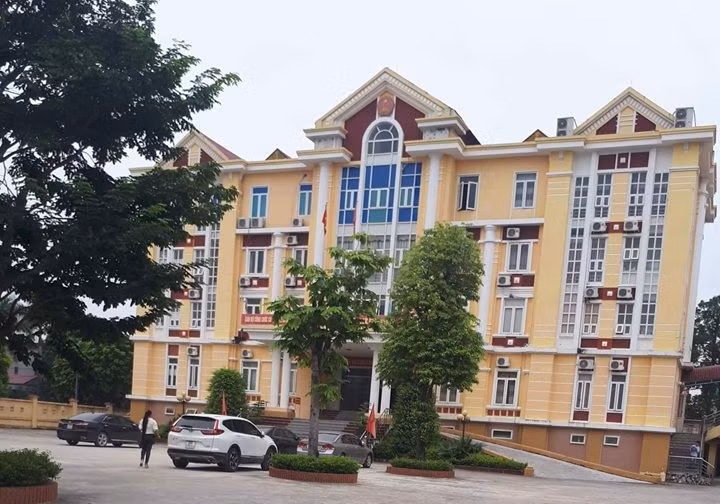 Trụ sở Ủy ban nhân dân huyện Hậu Lộc. Ảnh của QUỐC TOẢN. Trụ sở Ủy ban nhân dân huyện Hậu Lộc. Ảnh của QUỐC TOẢN.