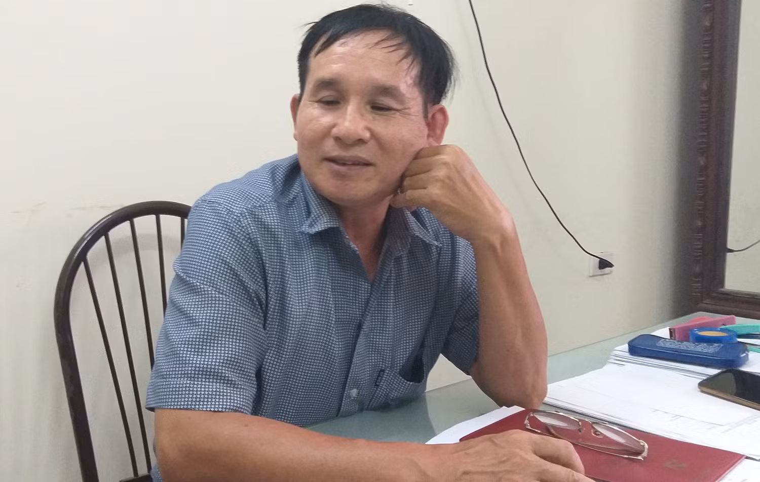 Trong buổi làm việc với phóng viên Báo Điện tử Giáo dục Việt Nam, các lý giải trên của đại diện Ủy ban nhân dân huyện Hậu Lộc được cho là rất mơ hồ, bởi cơ quan có thẩm quyền không đưa ra được các căn cứ, chứng cứ (bằng văn bản) để khẳng định việc điều động, thuyên chuyển giáo viên trong trường hợp nói trên là đúng. Trong ảnh, ông Phạm Cao Thương, chuyên viên phòng Giáo dục và Đào tạo huyện Hậu Lộc. Ảnh của Quốc Toản. Trong buổi làm việc với phóng viên Báo Điện tử Giáo dục Việt Nam, các lý giải trên của đại diện Ủy ban nhân dân huyện Hậu Lộc được cho là rất mơ hồ, bởi cơ quan có thẩm quyền không đưa ra được các căn cứ, chứng cứ (bằng văn bản) để khẳng định việc điều động, thuyên chuyển giáo viên trong trường hợp nói trên là đúng. Trong ảnh, ông Phạm Cao Thương, chuyên viên phòng Giáo dục và Đào tạo huyện Hậu Lộc. Ảnh của Quốc Toản.