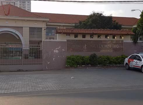Cả cô T. và cô D. đều hiện là giáo viên của Trường Nguyễn Hữu Thọ, quận 7 (ảnh: P.L) Cả cô T. và cô D. đều hiện là giáo viên của Trường Nguyễn Hữu Thọ, quận 7 (ảnh: P.L)