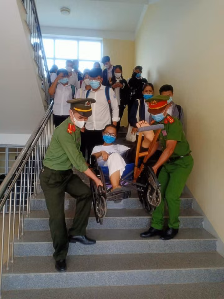 Thí sinh Phan Thị Diệu Linh được các chiến sĩ công an hỗ trợ trong quá trình dự thi. Ảnh: CA thị xã Quang Trị