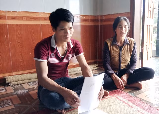 Gia đình anh Nguyễn Văn Thoại ngồi trên đống nợ vì bị sập bẫy lừa xuất khẩu lao động (Ảnh: Thủy Phan) Gia đình anh Nguyễn Văn Thoại ngồi trên đống nợ vì bị sập bẫy lừa xuất khẩu lao động (Ảnh: Thủy Phan)