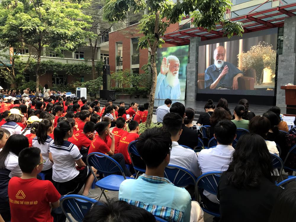 Tham dự buổi chiếu phim “Ông Đồ gàn”, còn nhiều cựu giáo viên, cùng nhiều cựu học sinh của trường Lương Thế Vinh. Ảnh: Tùng Dương.