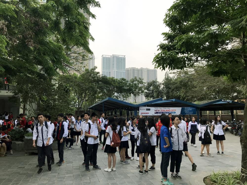 Các em học sinh Trường Trung học phổ thông Lương Thế Vinh đến trường từ rất sớm khi biết hôm nay sẽ công chiếu bộ phim "Ông Đồ gàn". Ảnh: Tùng Dương.