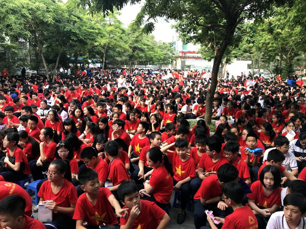Gần 2.000 em học sinh Trường Trung học phổ thông Lương Thế Vinh trong buổi xem phim "Ông Đồ gàn". Ảnh: Tùng Dương.