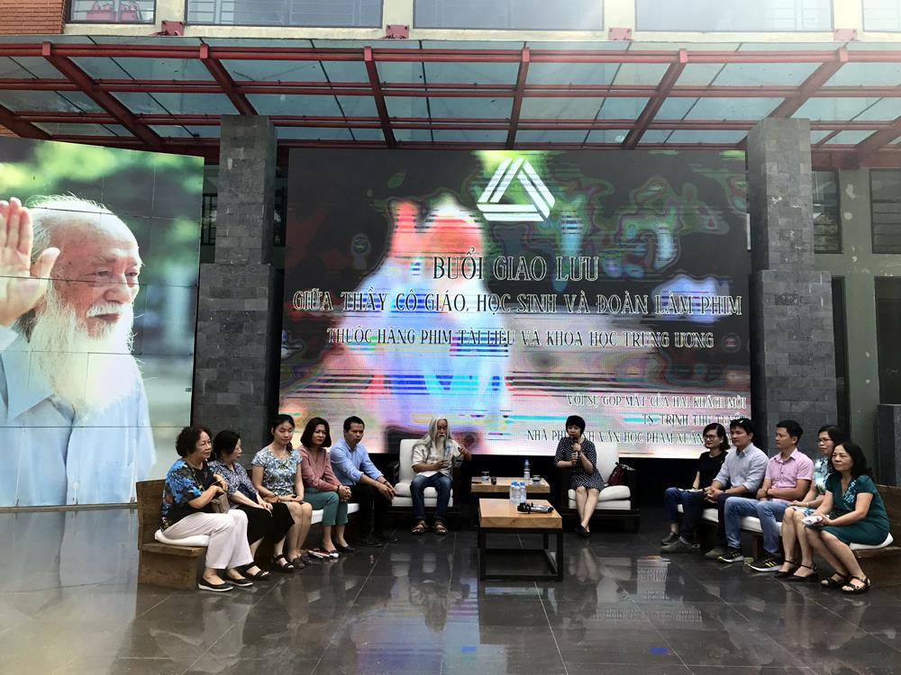 Các nhà phê bình văn học, tác giả kịch bản và ê kíp sản xuất bộ phim "Ông Đồ gàn" tại buổi giao lưu. Ảnh: Tùng Dương.
