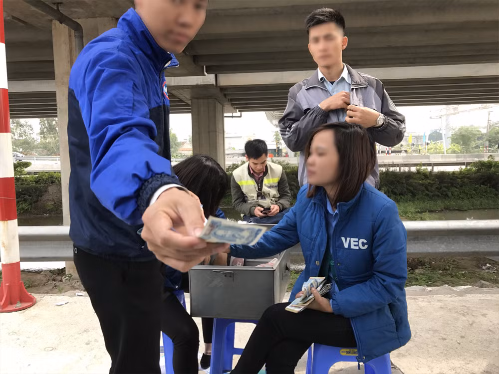 Nhiều trạm BOT thu phí thủ công vào những dịp lễ, tết. Ảnh: Tùng Dương.