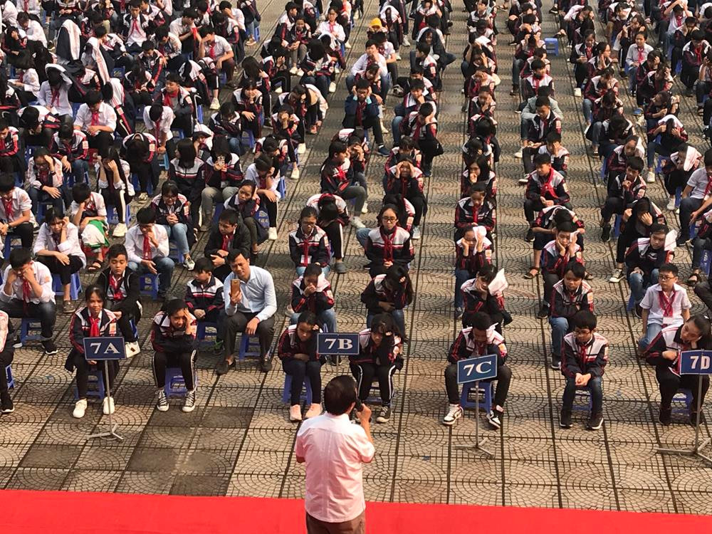 Giáo sư, Nhà giáo nhân dân Nguyễn Lân Dũng, nhà khoa học “hỏi gì đáp luôn”, đã mang đến cho thày và trò Trường Trung học cơ sở Hùng Vương (Thị xã Phú Thọ, tỉnh Phú Thọ) một buổi ngoại khóa bổ ích và lí thú. Ảnh: Tùng Dương. Giáo sư, Nhà giáo nhân dân Nguyễn Lân Dũng, nhà khoa học “hỏi gì đáp luôn”, đã mang đến cho thày và trò Trường Trung học cơ sở Hùng Vương (Thị xã Phú Thọ, tỉnh Phú Thọ) một buổi ngoại khóa bổ ích và lí thú. Ảnh: Tùng Dương.