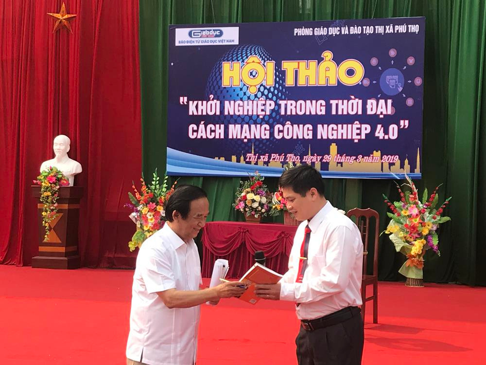 Thày giáo Nguyễn Chính Phương, nói lời cảm ơn Giáo sư Nguyễn Lân Dũng khi được nhận sách tại buổi hội thảo. Ảnh: Tùng Dương. Thày giáo Nguyễn Chính Phương, nói lời cảm ơn Giáo sư Nguyễn Lân Dũng khi được nhận sách tại buổi hội thảo. Ảnh: Tùng Dương.
