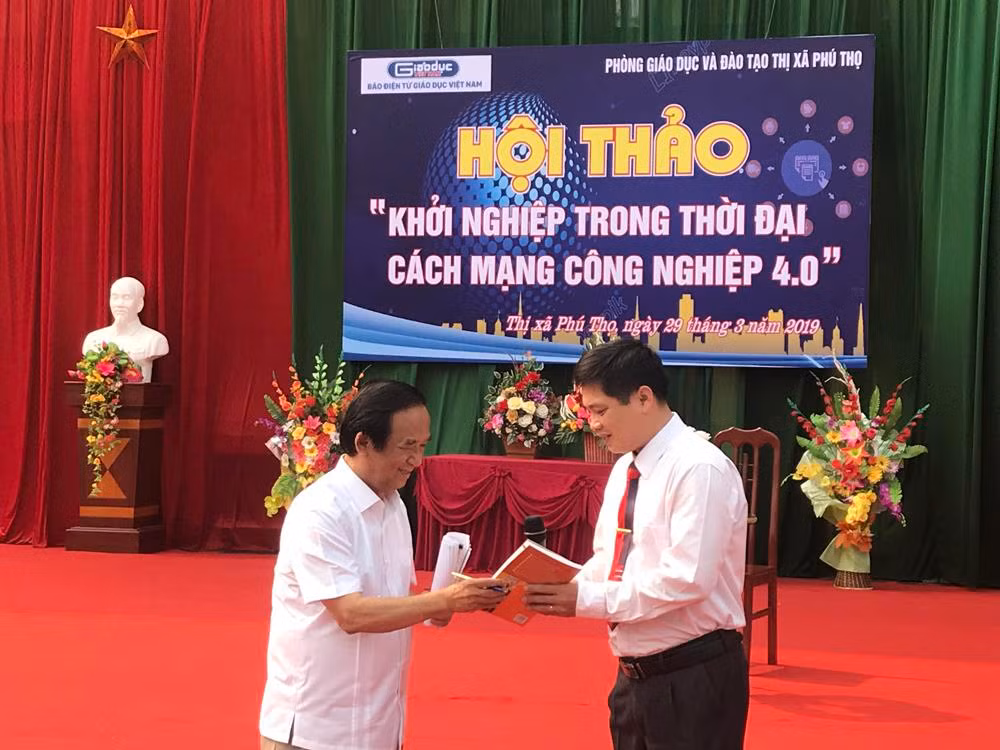 Thày giáo Nguyễn Chính Phương, nói lời cảm ơn Giáo sư Nguyễn Lân Dũng khi được nhận sách tại buổi hội thảo. Ảnh: Tùng Dương. Thày giáo Nguyễn Chính Phương, nói lời cảm ơn Giáo sư Nguyễn Lân Dũng khi được nhận sách tại buổi hội thảo. Ảnh: Tùng Dương.