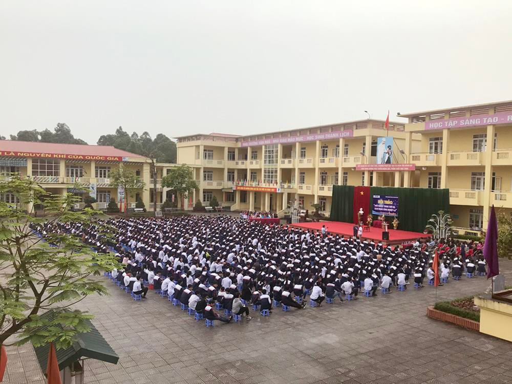 Giáo sư Nguyễn Lân Dũng đã gặp gỡ các em học sinh, các thày, cô giáo của Trường Trung học cơ sở Hùng Vương- Thị xã Phú Thọ, Tỉnh Phú Thọ. Ảnh: Tùng Dương. Giáo sư Nguyễn Lân Dũng đã gặp gỡ các em học sinh, các thày, cô giáo của Trường Trung học cơ sở Hùng Vương- Thị xã Phú Thọ, Tỉnh Phú Thọ. Ảnh: Tùng Dương.