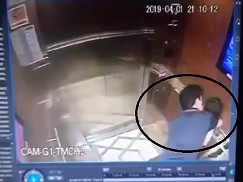 Hình ảnh gã đàn ông có hành động dâm ô bé gái trong thang máy ở tòa nhà Galaxy, quận 4, Thành phố Hồ Chí Minh. Ảnh: Cắt từ clip. Hình ảnh gã đàn ông có hành động dâm ô bé gái trong thang máy ở tòa nhà Galaxy, quận 4, Thành phố Hồ Chí Minh. Ảnh: Cắt từ clip.