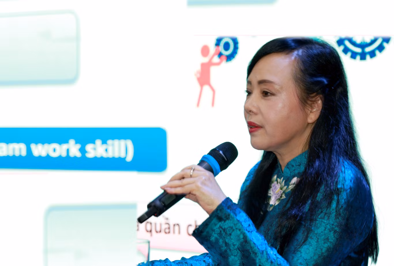 Phó giáo sư, tiến sĩ Nguyễn Thị Kim Tiến - Bộ trưởng Bộ Y tế giảng bài tại lễ khai giảng. Phó giáo sư, tiến sĩ Nguyễn Thị Kim Tiến - Bộ trưởng Bộ Y tế giảng bài tại lễ khai giảng.