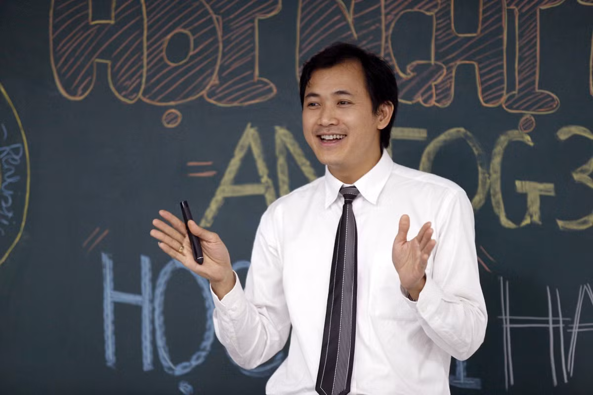 Thầy Đỗ Văn Bảo: Cần phải rèn luyện cho học sinh cách sắp xếp thời gian, mỗi chu kì học là mấy tuần và các em có thời gian ngồi tổng kết lại kiến thức trên 1 trang giấy, tự mình xem lại như vậy thì đấy cũng là một lần học. Ảnh: Nhân vật cung cấp.