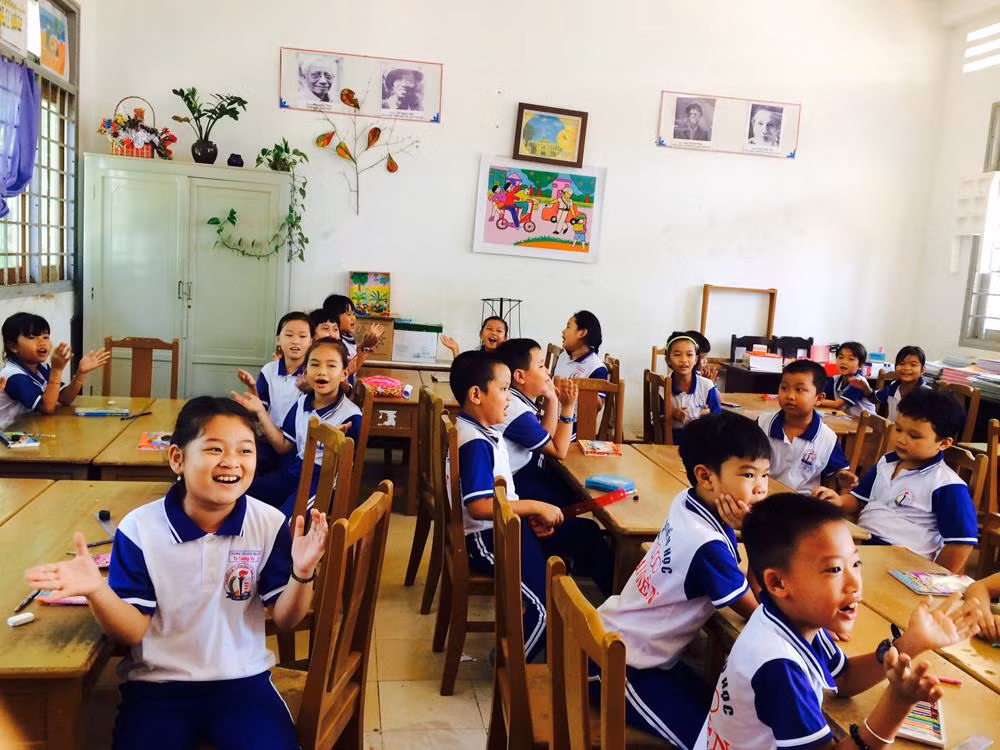 Tôi cảm thấy mình cần phải có trách nhiệm hơn với các em, giúp được các em từ quyển vở, cây bút hay giúp đỡ những em học yếu là việc làm thường xuyên của tôi. Ảnh: Cô Thủy cung cấp.