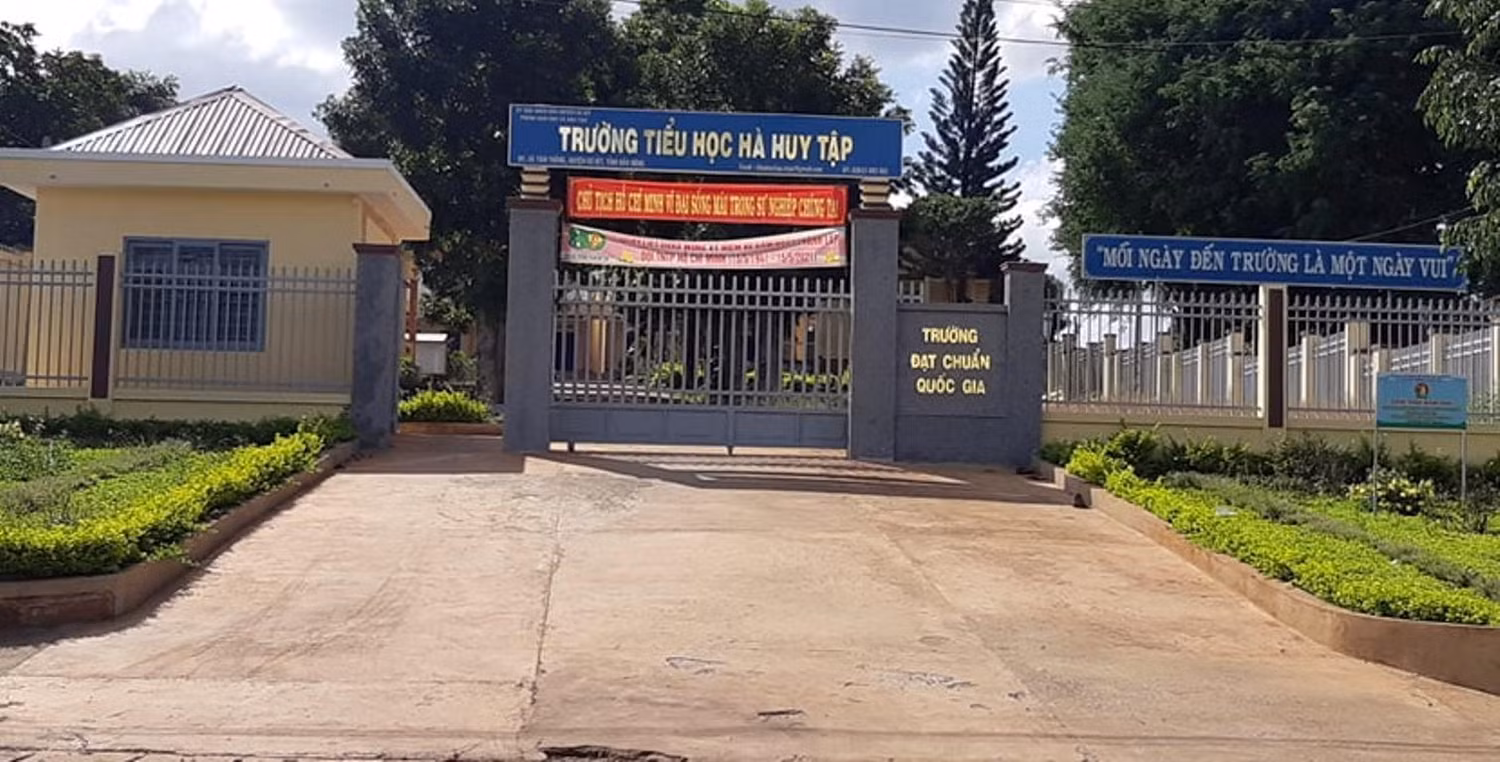 Các hết chức vụ trong Đảng đối với Hiệu trưởng Trường tiểu học Hà Huy Tập. Ảnh: MT