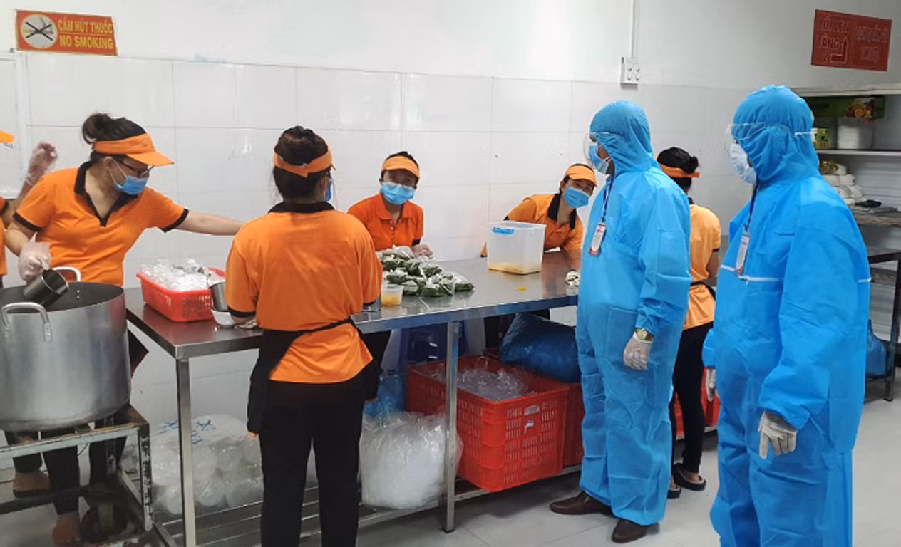 Kiểm tra cơ sở chế biến thức ăn cung cấp suất ăn cho hơn nhiều Bệnh viện tại Đà Nẵng. Ảnh: DL