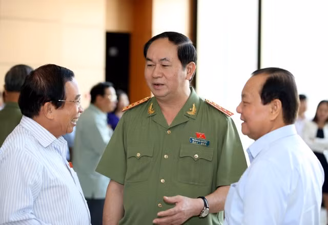 Bộ trưởng Trần Đại Quang, Bí thư Thành ủy TP Hồ Chí Minh Lê Thanh Hải trao đổi với đại biểu bên lề kỳ họp sáng 13-6. Ảnh Ngọc Thắng. Bộ trưởng Trần Đại Quang, Bí thư Thành ủy TP Hồ Chí Minh Lê Thanh Hải trao đổi với đại biểu bên lề kỳ họp sáng 13-6. Ảnh Ngọc Thắng.