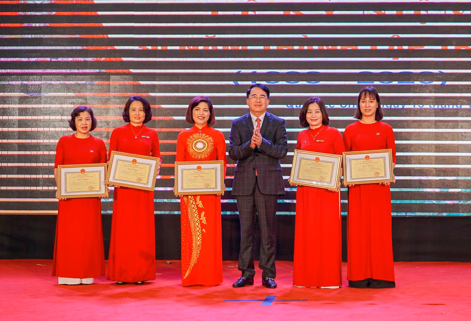 Ông Lê Khắc Nam, Phó chủ tịch Ủy ban nhân dân thành phố Hải Phòng trao bằng khen của Ủy ban nhân dân thành phố tặng các nhà giáo có thành tích xuất sắc (Ảnh: LH) Ông Lê Khắc Nam, Phó chủ tịch Ủy ban nhân dân thành phố Hải Phòng trao bằng khen của Ủy ban nhân dân thành phố tặng các nhà giáo có thành tích xuất sắc (Ảnh: LH)