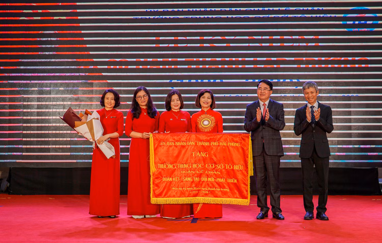 Ông Lê Khắc Nam, Phó chủ tịch Ủy ban nhân dân thành phố Hải Phòng trao tặng tập thể lãnh đạo, thầy và trò Trường Trung học cơ sở Tô Hiệu bức trướng mang dòng chữ: “Đoàn kết - Sáng tạo - Đổi mới - Phát triển”. (Ảnh: LH) Ông Lê Khắc Nam, Phó chủ tịch Ủy ban nhân dân thành phố Hải Phòng trao tặng tập thể lãnh đạo, thầy và trò Trường Trung học cơ sở Tô Hiệu bức trướng mang dòng chữ: “Đoàn kết - Sáng tạo - Đổi mới - Phát triển”. (Ảnh: LH)
