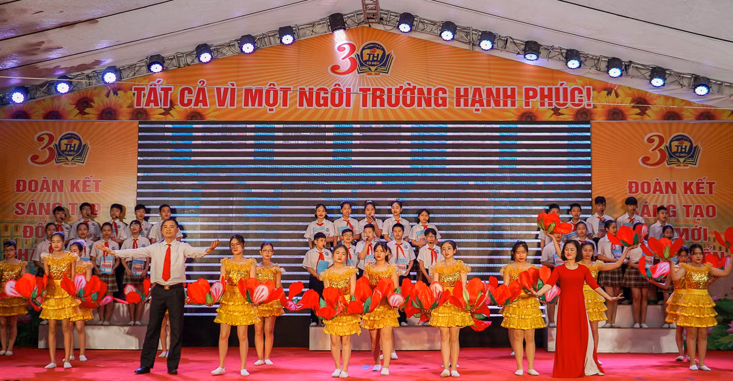 Các tiết mục văn nghệ do giáo viên và học sinh nhà trường biểu diễn (Ảnh: LH) Các tiết mục văn nghệ do giáo viên và học sinh nhà trường biểu diễn (Ảnh: LH)
