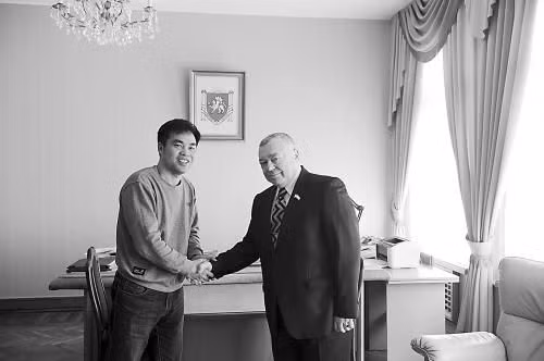 Ngày 19 tháng 3 năm 2014, Phó Chủ tịch Quốc hội Crimea trả lời phỏng vấn phóng viên tờ "Thời báo Hoàn Cầu" Trung Quốc Ngày 19 tháng 3 năm 2014, Phó Chủ tịch Quốc hội Crimea trả lời phỏng vấn phóng viên tờ "Thời báo Hoàn Cầu" Trung Quốc