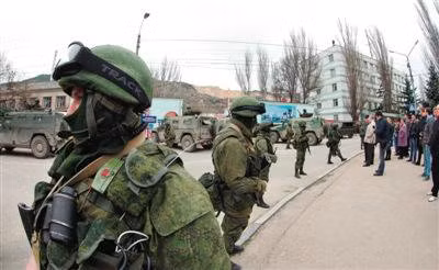 Quân đội Nga bao vây một trạm gác biên phòng của Ukraine (nguồn báo Hoàn Cầu, TQ) Quân đội Nga bao vây một trạm gác biên phòng của Ukraine (nguồn báo Hoàn Cầu, TQ)