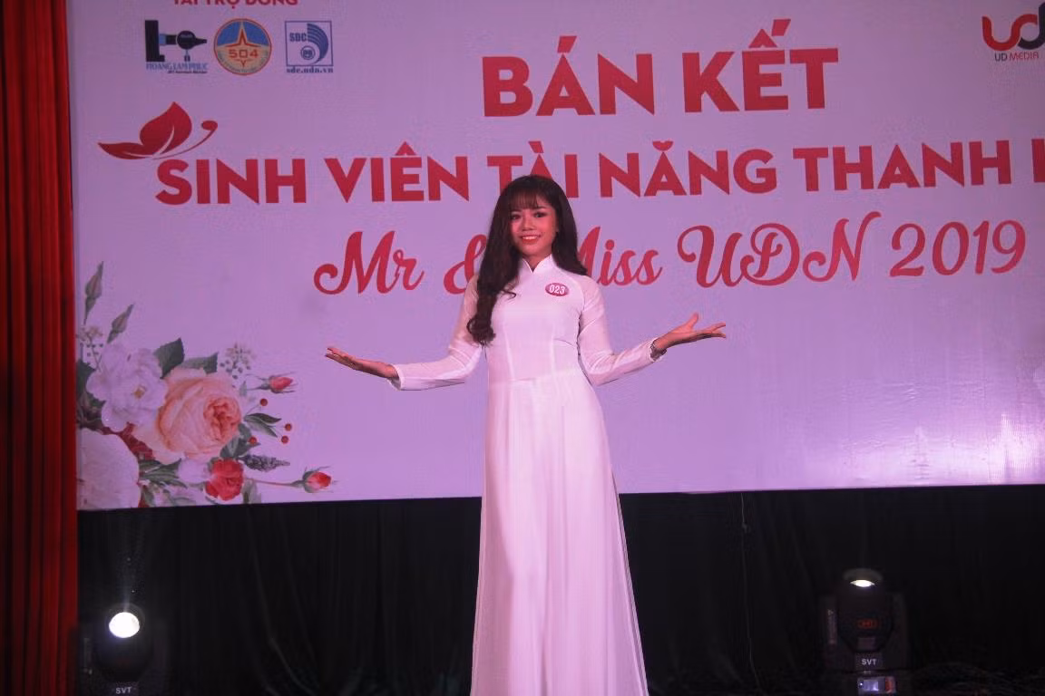 Những bước đi tự tin của sinh viên trên sàn diễn.