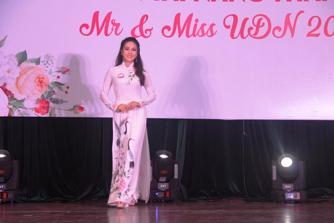 Các thí sinh trong trang phục áo dài truyền thống.