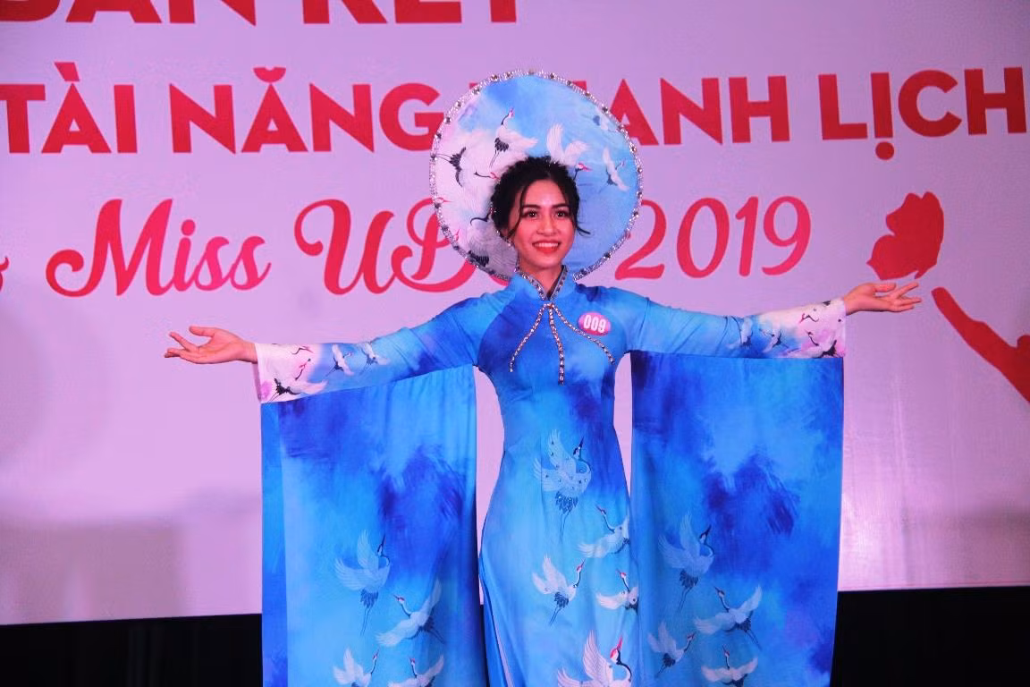 Các hoa khôi sinh viên tự tin trên sàn diễn.