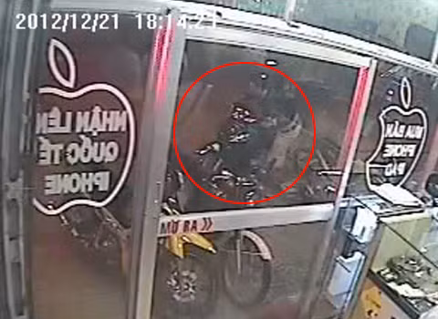 Và nhanh chóng leo lên xe tẩu thoát. Và nhanh chóng leo lên xe tẩu thoát.