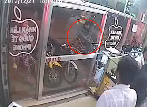 Tên trộm liều lĩnh bẻ khóa xe ngay cả có người đang nhìn ra. Ảnh: chụp từ clip Tên trộm liều lĩnh bẻ khóa xe ngay cả có người đang nhìn ra. Ảnh: chụp từ clip