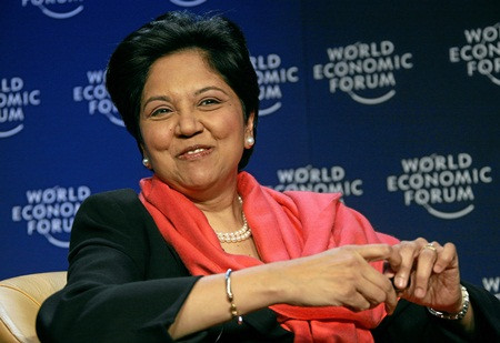1. Indra Nooyi - Chủ tịch và CEO tập đoàn PepsiCo. Sinh ra tại Ấn Độ, Nooyi từng làm việc cho hãng Johnson&Johnson và Mettur Beardsell, cơ sở Ấn Độ. Năm 1980, bà chuyển đến Mỹ, học thạc sỹ và tốt nghiệp với tấm bằng kinh doanh tại đại học Yale. Sau khi hoàn thành khóa học, bà làm việc cho nhiều công ty tên tuổi và đều nắm giữ những vị trí hết sức chiến lược. Điển hình là tập đoàn tư vấn Boston, hãng Motorola và Asea Broen Boyeri. Mãi đến năm 1994, bà mới chính thức gia nhập PepsiCo và trở thành chủ tịch kiêm giám đốc tài chính (CFO) vào năm 2001. Kể từ đó, doanh thu hàng năm của công ty không ngừng tăng trưởng, có lúc vượt mức 72%. Năm 2006 đánh dấu bước ngoặt trong sự nghiệp của Nooyi tại PepsiCo khi bà chính thức được bổ nhiệm vị trí CEO của hãng này.