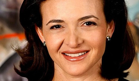 4. Sheryl Sandberg – Giám đốc điều hành Facebook. Vào năm 2008, Mark Zuckerberg đã thuê Sandberg, lúc đó đang phụ trách mảng quảng cáo trực tuyến của Google. Đang ở một công ty có lợi nhuận cao, Sandberg đến với Facebook từ những buổi sơ khai, tuy vậy, dưới sự dẫn dắt của bà, doanh thu của Facebook đã tăng vượt bậc nhờ những hợp đồng quảng cáo béo bở. Lợi nhuận tăng cao cũng là một nguyên nhân thúc đẩy Facebook đưa đến quyết định IPO.