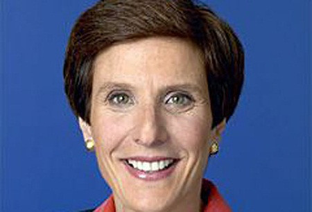 6. Irene Rosenfeld – Chủ tịch kiêm CEO Kraft Foods. Khi được bổ nhiệm vào vị trí CEO của Kraft Foods vào năm 2006, hãng này đang gặp nhiều khó khăn và phải tập trung vào việc cắt giảm nhân lực cùng các chi phí khác. Rosenfeld nhanh chóng thay đổi các tầng lớp quản lý và chuyển ngược tình thế của công ty. Năm 2011, Kraft Foods bất ngờ tuyên bố chia tách thành hai công ty trong đó, bà Rosenfeld đảm nhiệm công ty chủ quản của những thương hiệu đồ ăn nhanh quốc tế. Trên đây là 6 người phụ nữ tài ba, họ đã đạt được đến đỉnh vinh quang của sự thành công. Tuy nhiên, như đã nói, trong vài năm tới, chúng ta đang kỳ vọng sẽ có nhiều phụ nữ hơn nữa nắm giữ vị trí quan trọng của công ty như CEO, COO… Dưới đây là 3 nhân vật đang được kỳ vọng nhiều nhất.