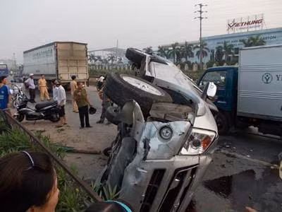 Vụ tai nạn khiến người điều khiển xe ôtô và mô tô phải nhập viện trong tình trạng nguy kịch, hơn 10m giải phân cách cố định bị xới tung. Vụ tai nạn xảy ra, nhiều người hiếu kỳ đứng lại xem, đồng thời đúng vào giờ cao điểm nên đã xảy ùn tắc giao thông nghiêm trọng kéo dài gần 10km. Trao đổi với phóng viên, Cảnh sát Giang - Đội phó Đội CSGT huyện Văn Lâm (Hưng Yên) đang làm việc tại hiện trường cho biết chưa thể cung cấp thêm thông tin cho báo chí.
