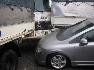 6 xe ô tô chạy hướng Hải Phòng - Hà Nội đã đâm liên tiếp vào nhau lúc 16 giờ chiều nay trên Quốc lộ 5, đoạn qua xã Bạch Sam, huyện Mỹ Hào (Hưng Yên). Tai nạn xảy ra vào giờ tan tầm, đồng thời các xe gặp nạn đã chắn ngang luồng đường hướng Hải Phòng - Hà Nội nên đã gây tắc nghẽn giao thông kéo dài gần 5km.