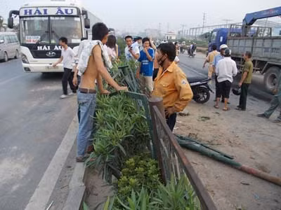 Chiều 31/8/2011, trên QL5 (Hà Nội – Hải Phòng) đoạn qua thị trấn Như Quỳnh (Văn Lâm – Hưng Yên) xảy ra một vụ tai nạn nghiêm trọng. Chiếc xe ô tô 7 chỗ ISUZU leo lên dải phân cách cố định giữa QL 5, rồi vọt sang phía đường bên kia đè nát chiếc xe máy đi ngược chiều... Người dân chứng kiến vụ tai nạn cho biết, chiếc xe ô tô 7 chỗ ISUZU mang BKS 30Y-3721 đang chạy với tốc độ lớn thì bị mất lái leo lên dải phân cách cố định (bằng sắt) rồi bay sang phía làn đường ngược chiều đè nát chiếc xe máy mang BKS 89K8-5502. Tại hiện trường, phóng viên chứng kiến nhiều vũng máu, chiếc xe ô tô bị lật ngửa “phơi” bốn bánh lên trời, phía dưới là chiếc xe máy bị bẹp dúm.