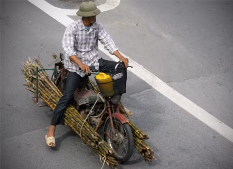Xe máy là phương tiện mưu sinh của người dân. Ảnh: Phương Sơn