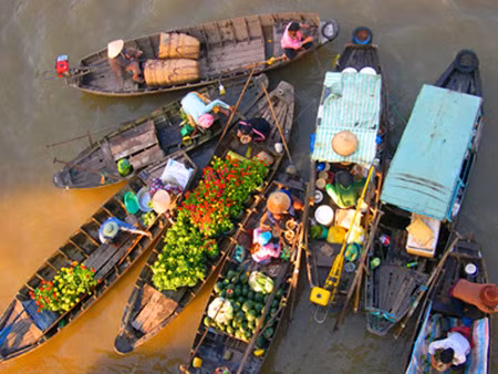 Chợ nổi ngày xuân nhìn từ trên cao. Chợ nổi ngày xuân nhìn từ trên cao.