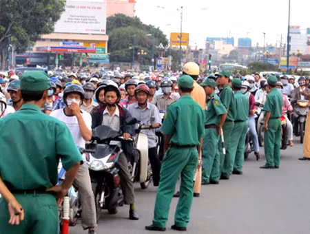 Hàng chục CSGT, TNXP nỗ lực phân làn Hàng chục CSGT, TNXP nỗ lực phân làn